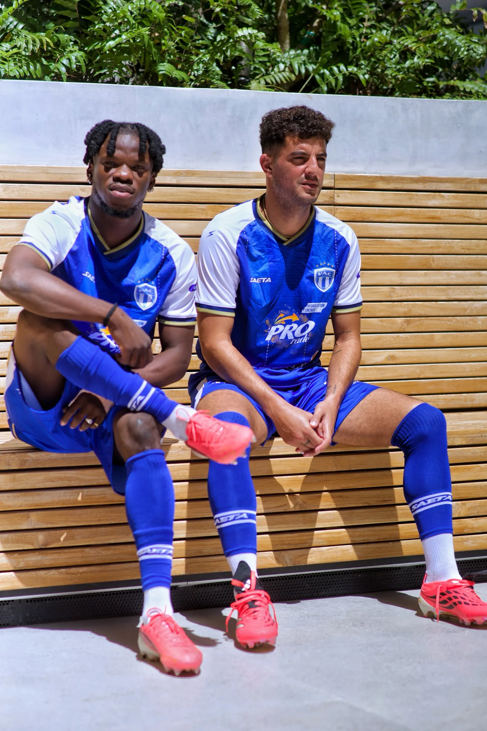Le Violette AC en bleu et blanc lors de la quatrième journée face au Club Sando FC