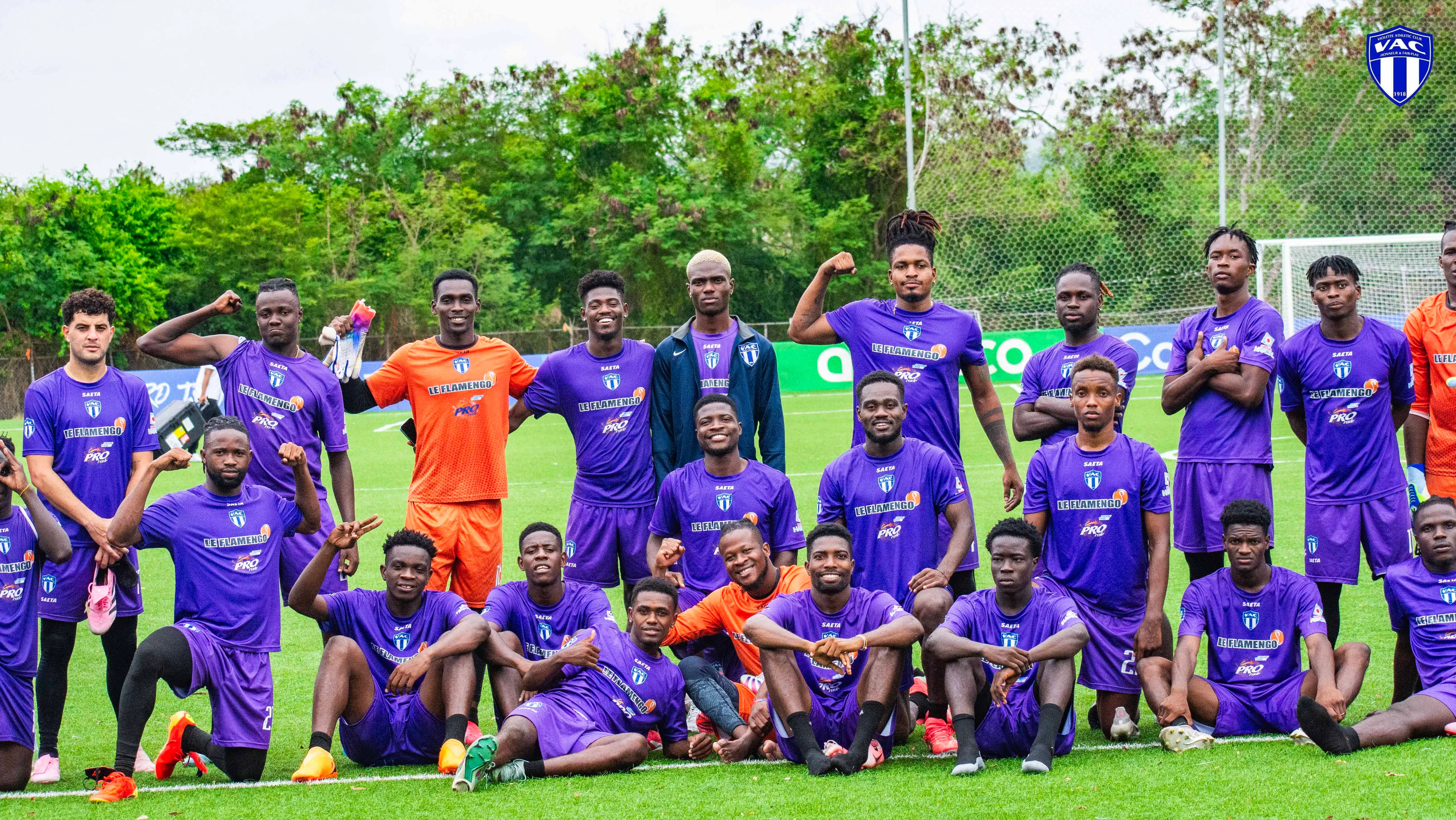 L'équipe du Violette AC au stade PUCMM avant le premier match de la Caribbean Cup