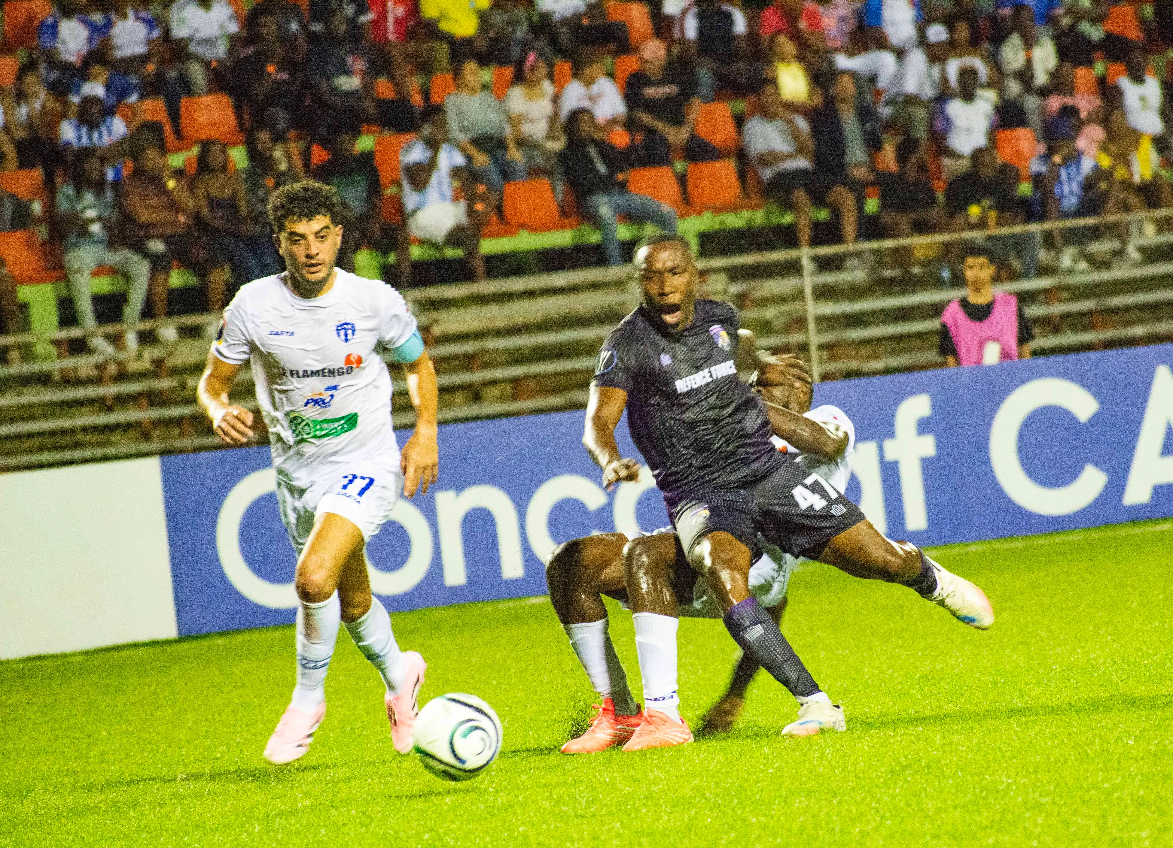 Action du match Violette AC contre Defence Force FC au stade PUCMM