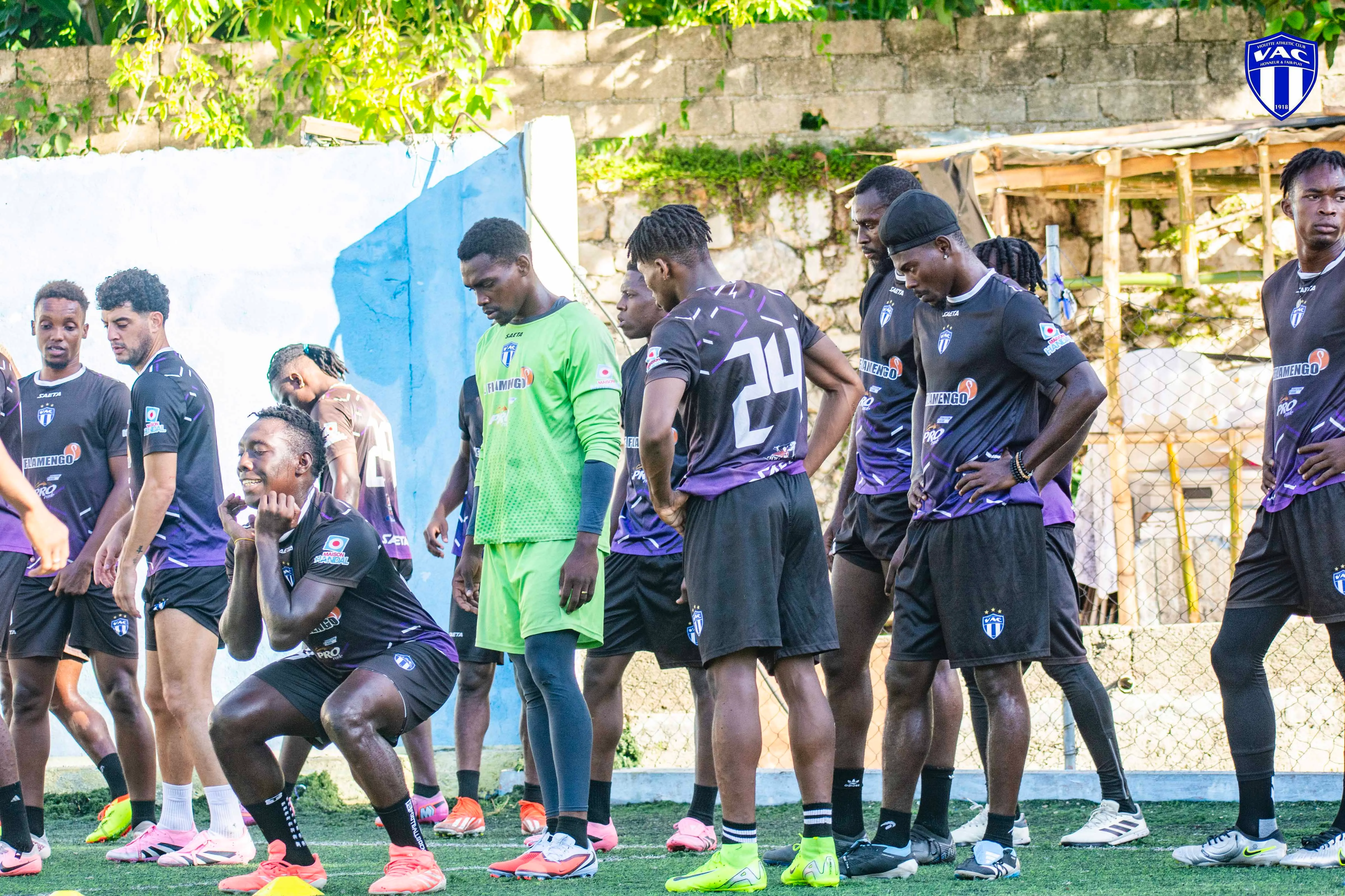 Les joueurs du Violette AC à l’entraînement après leur retour en Haïti