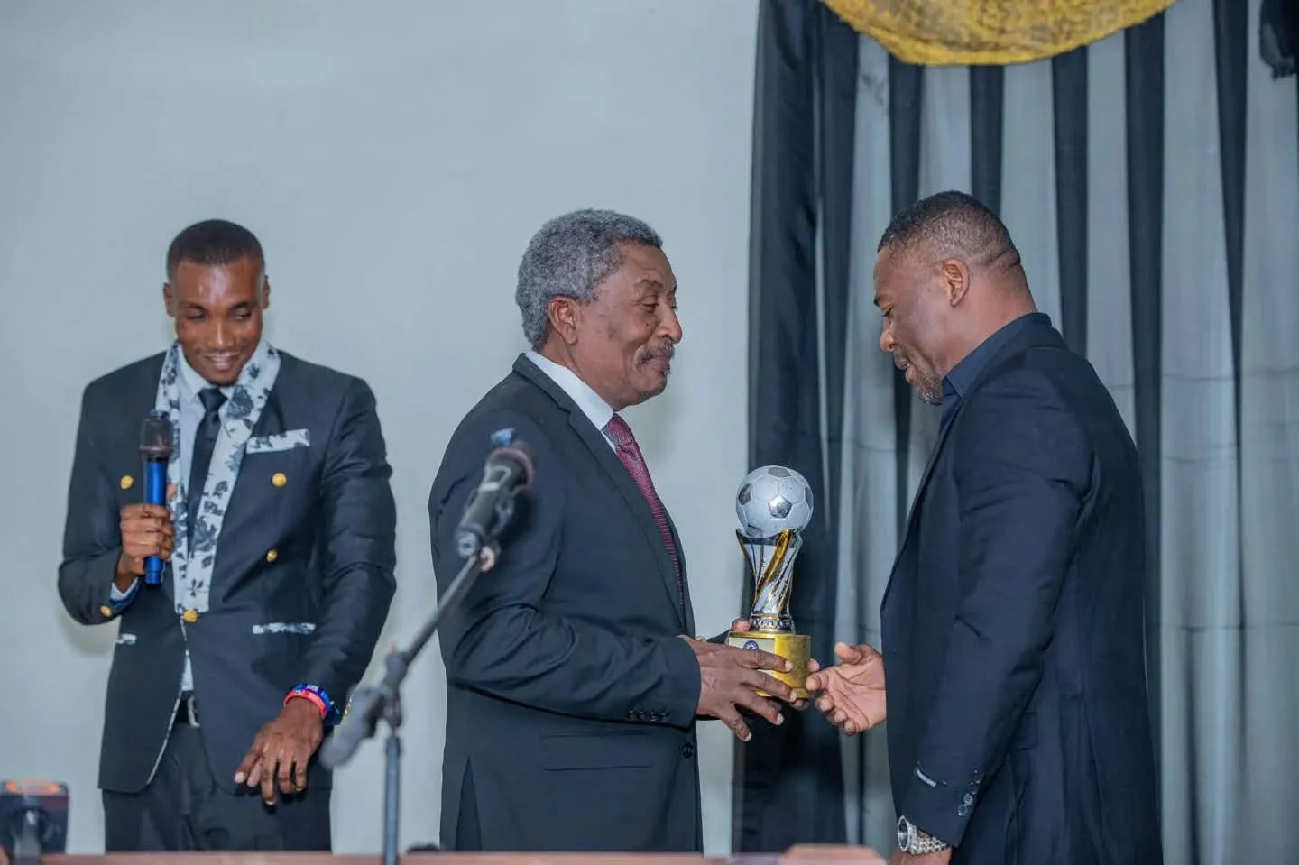 Rony Attimy reçoit le trophée d'entraîneur de l'année