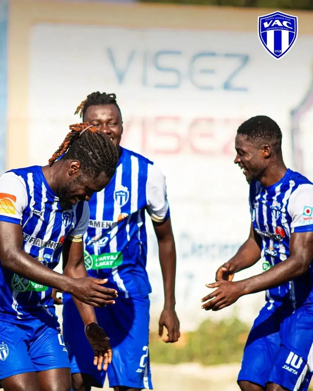 Les joueurs de Violette AC célèbrent sur le terrain